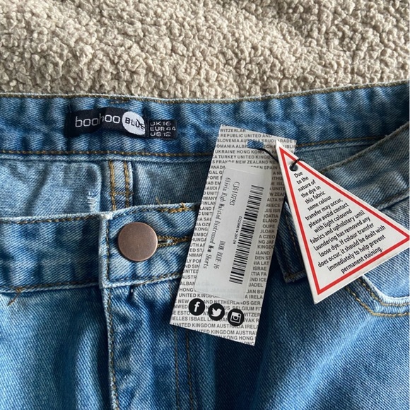🌸 Boohoo 🌸 medium wash denim shorts - Picture 4 of 7